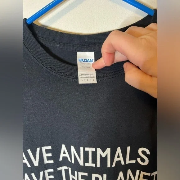 Black short sleeve graphic tee size large - Picture 2 of 4